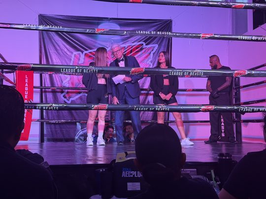 Presentador y staff en el ring oficial de League of Beasts