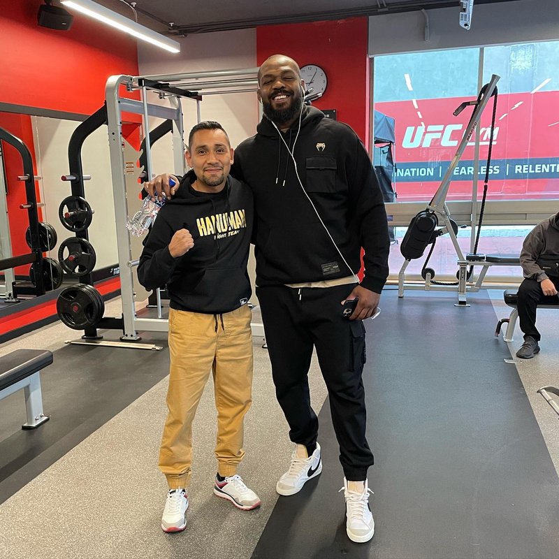 Frank Hanuman con Jon "Bones" Jones (UFC) en UFC Gym, dic 2023