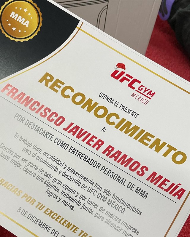 Frank con reconocimiento al equipo · dic 2023