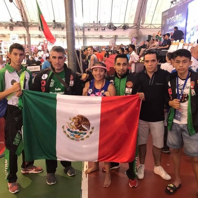 Selección México con bandera en Youth World Muay Thai Championships · Bangkok 2017